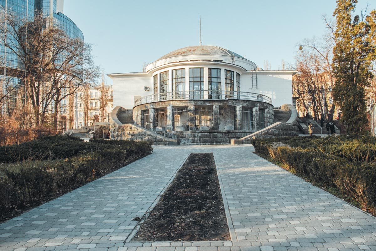 Помимо обновления пешеходной зоны, ее геометрию изменили, чтобы укрепить подпорную стену возле оврага