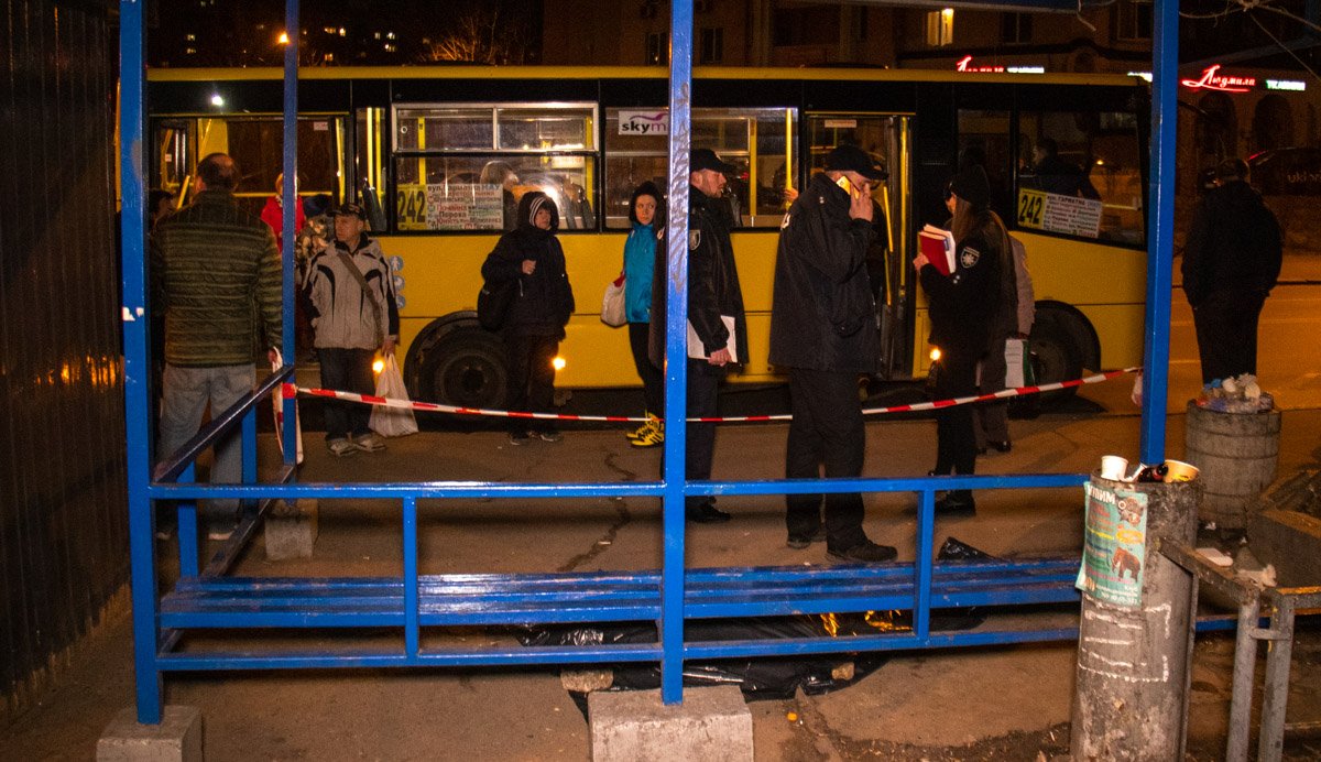 Мужчине стало плохо на остановке автобуса и он скончался