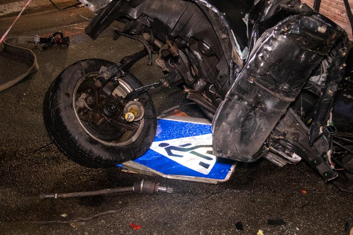 Водитель не справился с управлением, и машина влетела на большой скорости в фонарный столб 