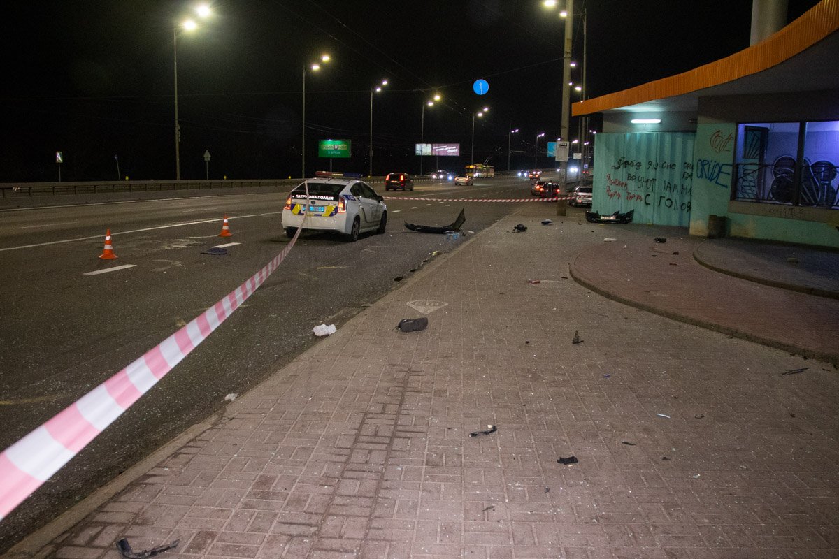 Осколки стекол и части автомобиля усыпали остановку поблизости 