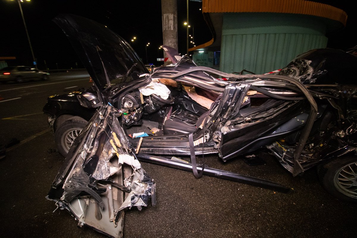 Автомобиль буквально смяло от удара 