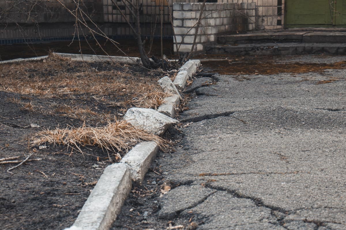 Территория детского садика находится в заброшенном состоянии