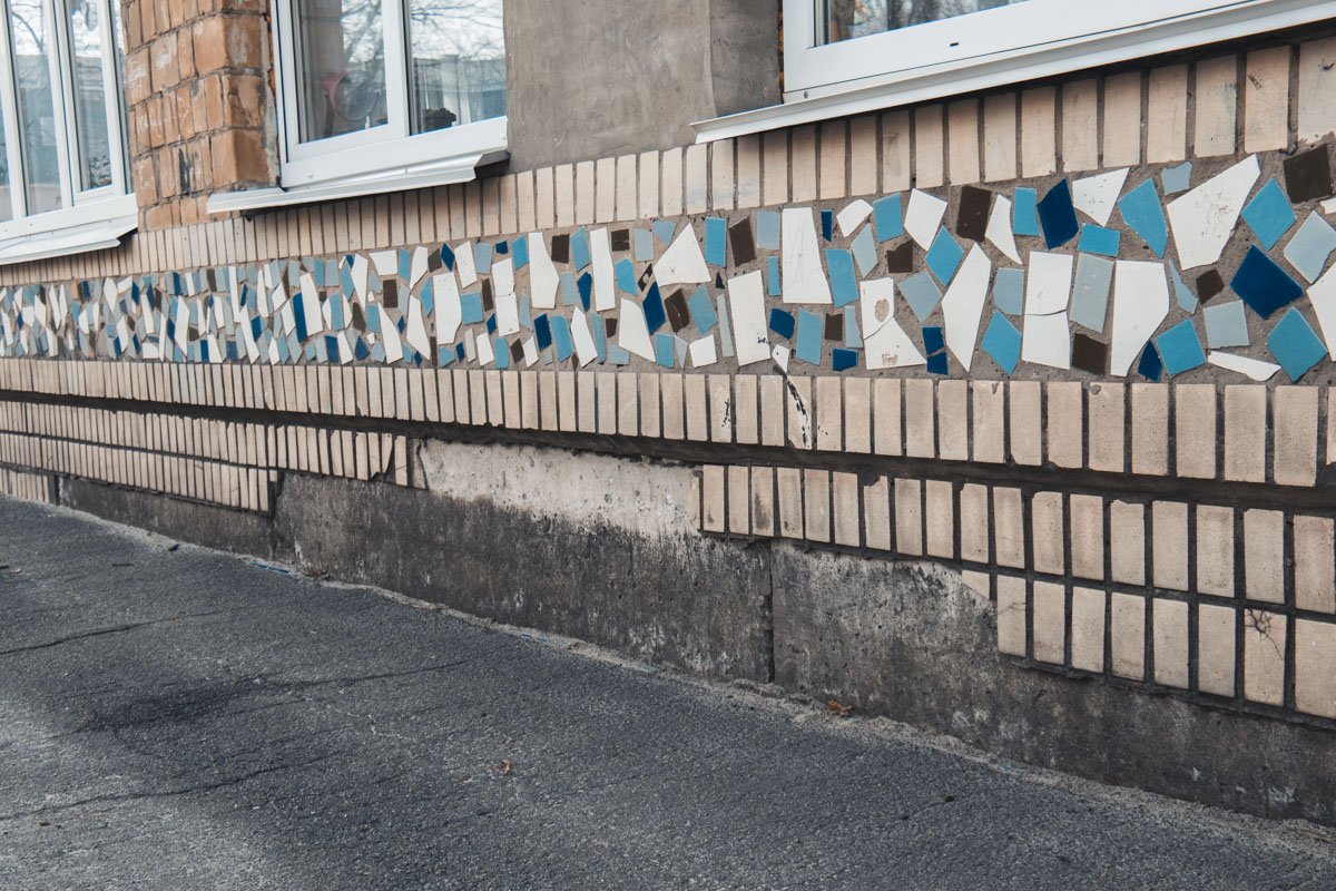 Со стен садика отпадает облицовочная плитка