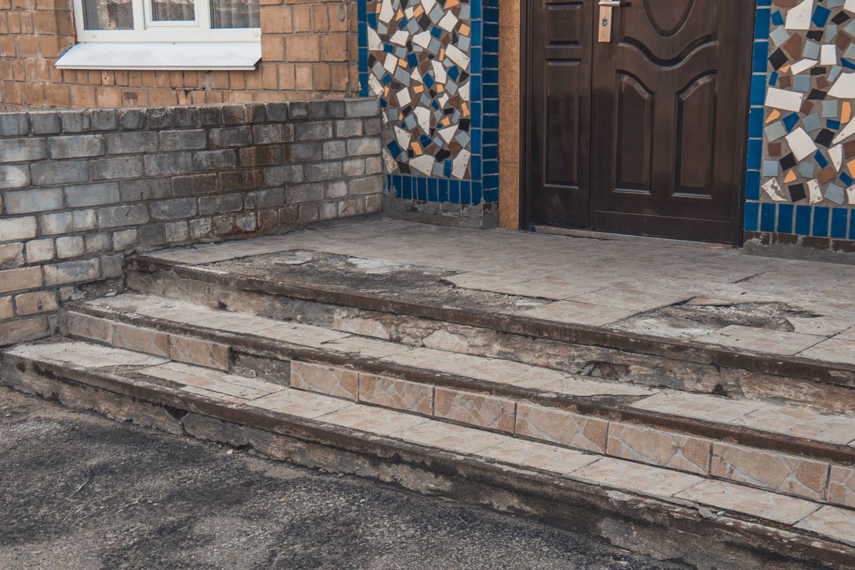 Разбитые ступеньки у входа в детский садик № 491