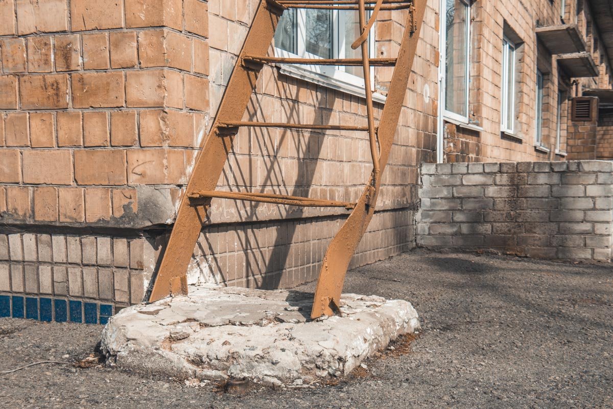 Пожарная лестница также находится в аварийном состоянии