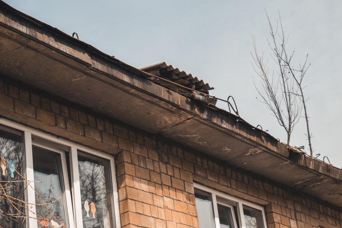 Крыша садика изрядно проржавела