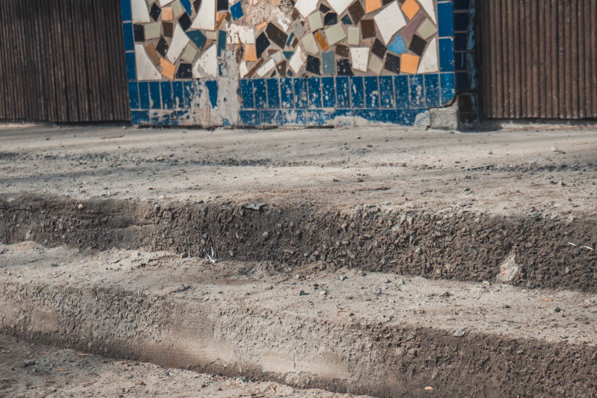 Ступени возле входа в здание остались почти без облицовки