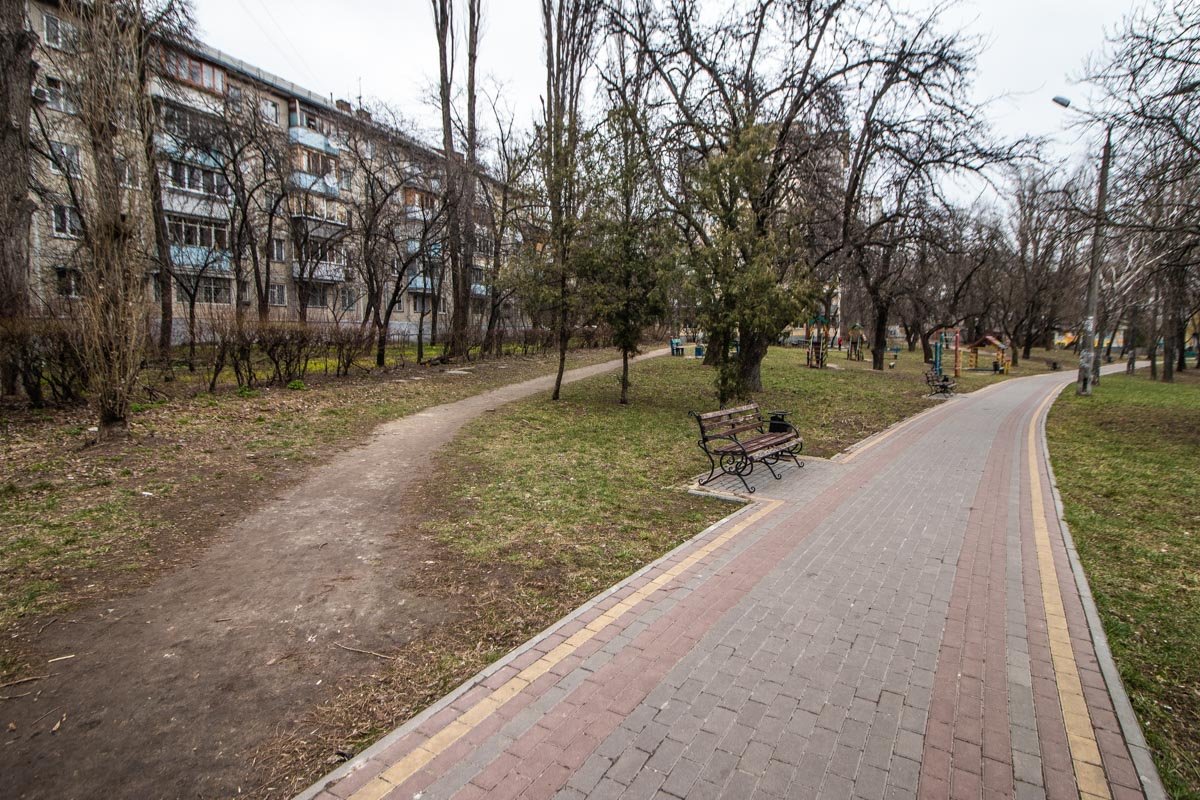 После реконструкции жильцам этого дома можно будет не тратить деньги на спортзал, а просто выходить в парк После реконструкции жильцам этого дома можно будет не тратить деньги на спортзал, а просто выходить в парк