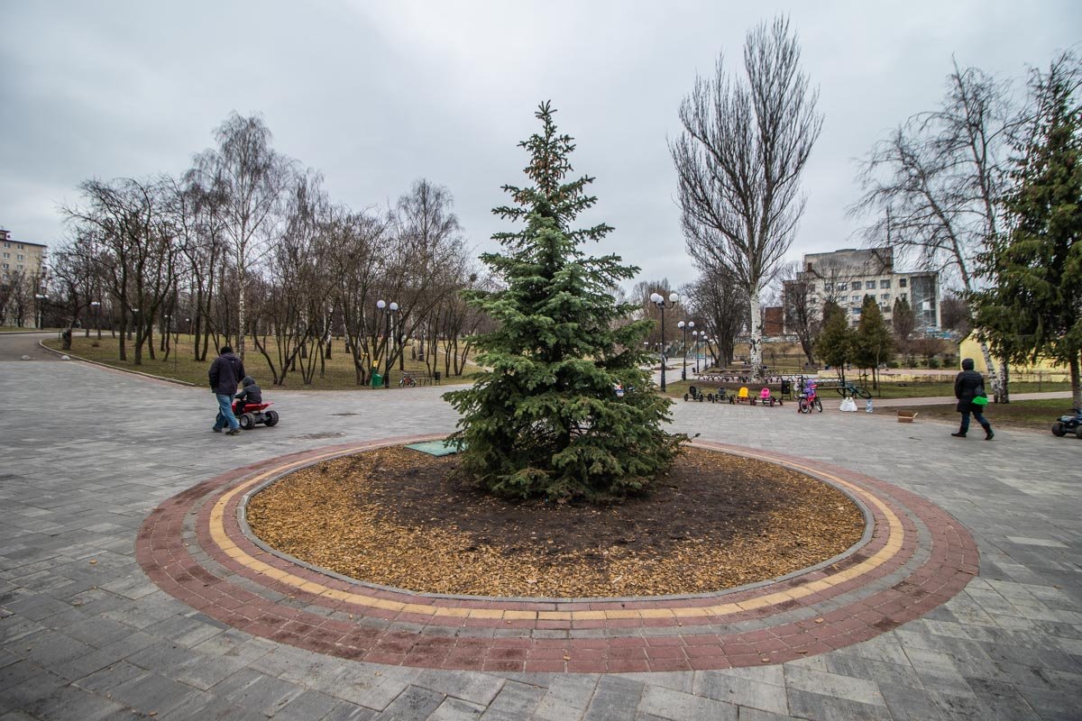 Убраться в парке явно не помешает Убраться в парке явно не помешает
