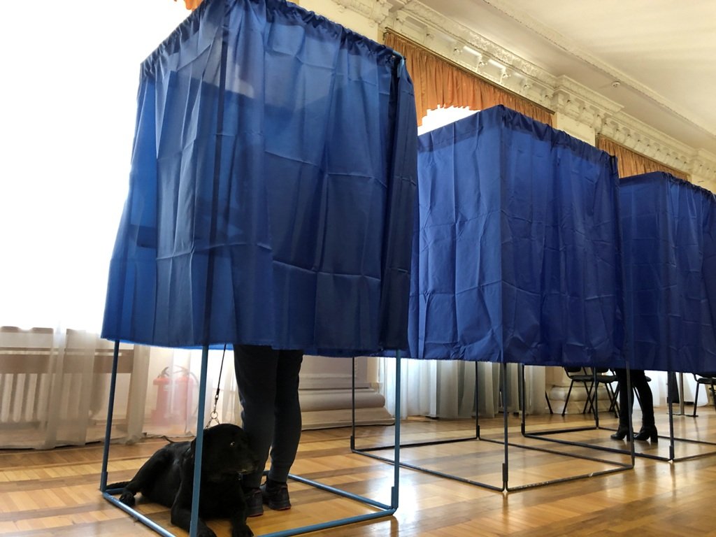 Голосуют в Доме офицеров