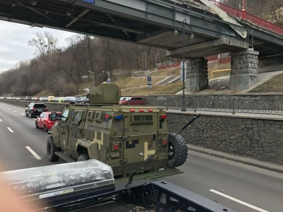 На улицы украинских городов помимо бойцов ЦСО "А" выехала боевая техника На улицы украинских городов помимо бойцов ЦСО "А" выехала боевая техника