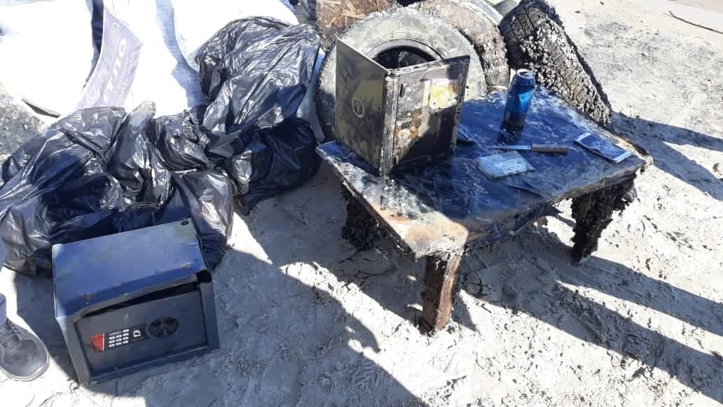 Разломанный сейф, который вытащили на берег