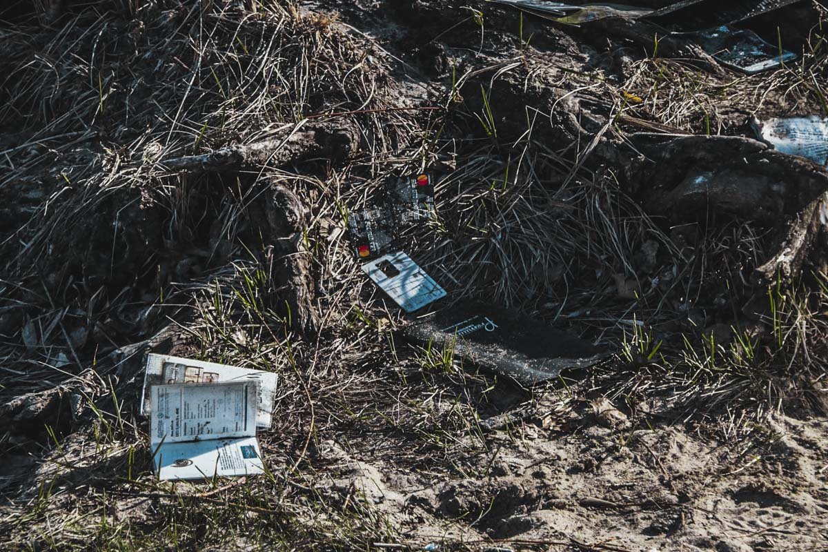 На данный момент правоохранители затрудняются точно ответить, как именно предметы попали в реку