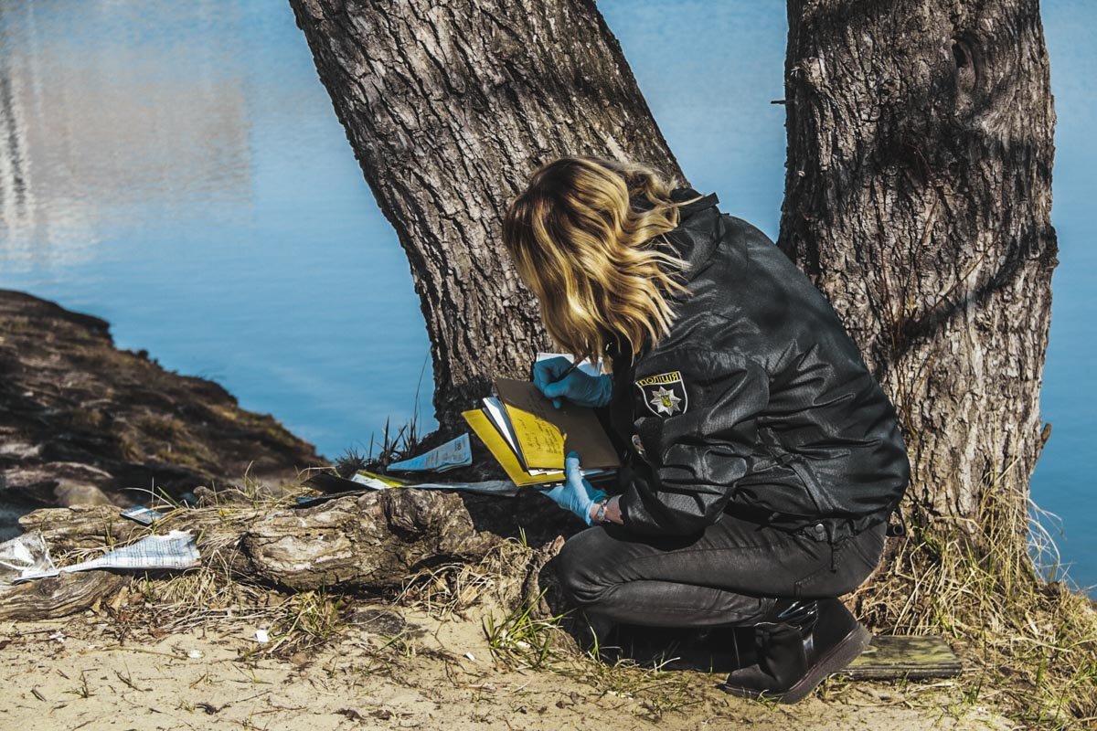Предположительно, предметы выбросили на дно злоумышленники после ограбления