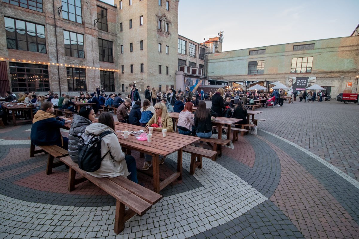 Не смотря на огромное количество людей, место нашлось каждому Не смотря на огромное количество людей, место нашлось каждому