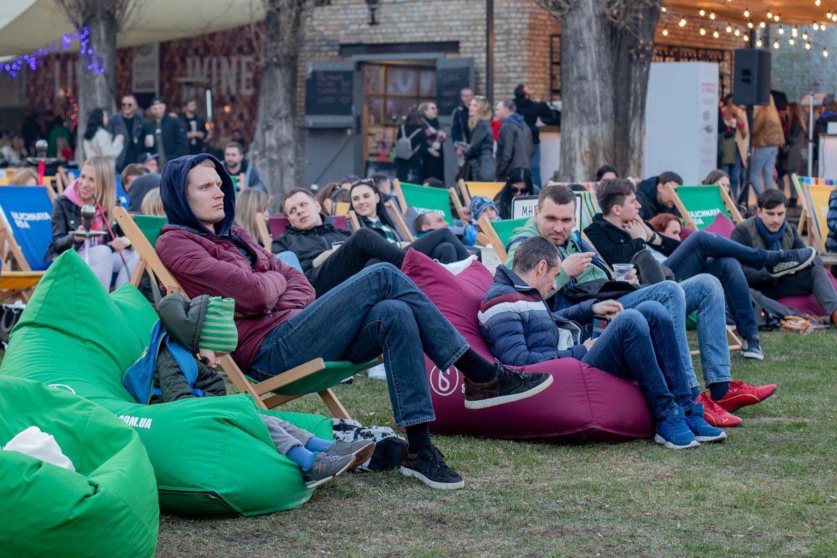 Наконец-то тепло и можно сидеть на улочке Наконец-то тепло и можно сидеть на улочке