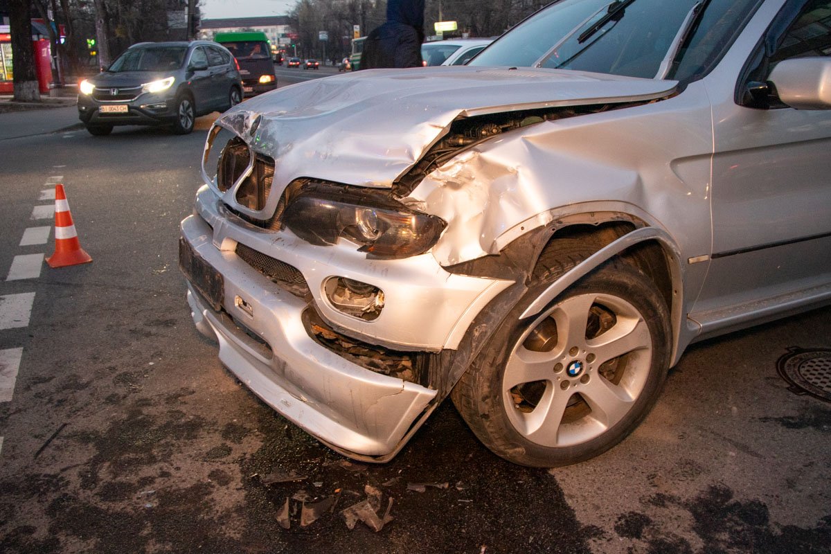 На пересечении улиц Васильковская и Ломоносова BMW X5 протаранил Volkswagen Tiguan На пересечении улиц Васильковская и Ломоносова BMW X5 протаранил Volkswagen Tiguan