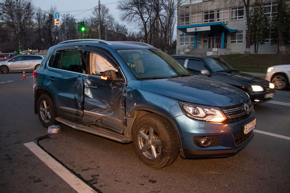 По предварительной информации, BMW X5 двигался на зеленый свет, когда перед ним начал разворот Volkswagen Tiguan По предварительной информации, BMW X5 двигался на зеленый свет, когда перед ним начал разворот Volkswagen Tiguan