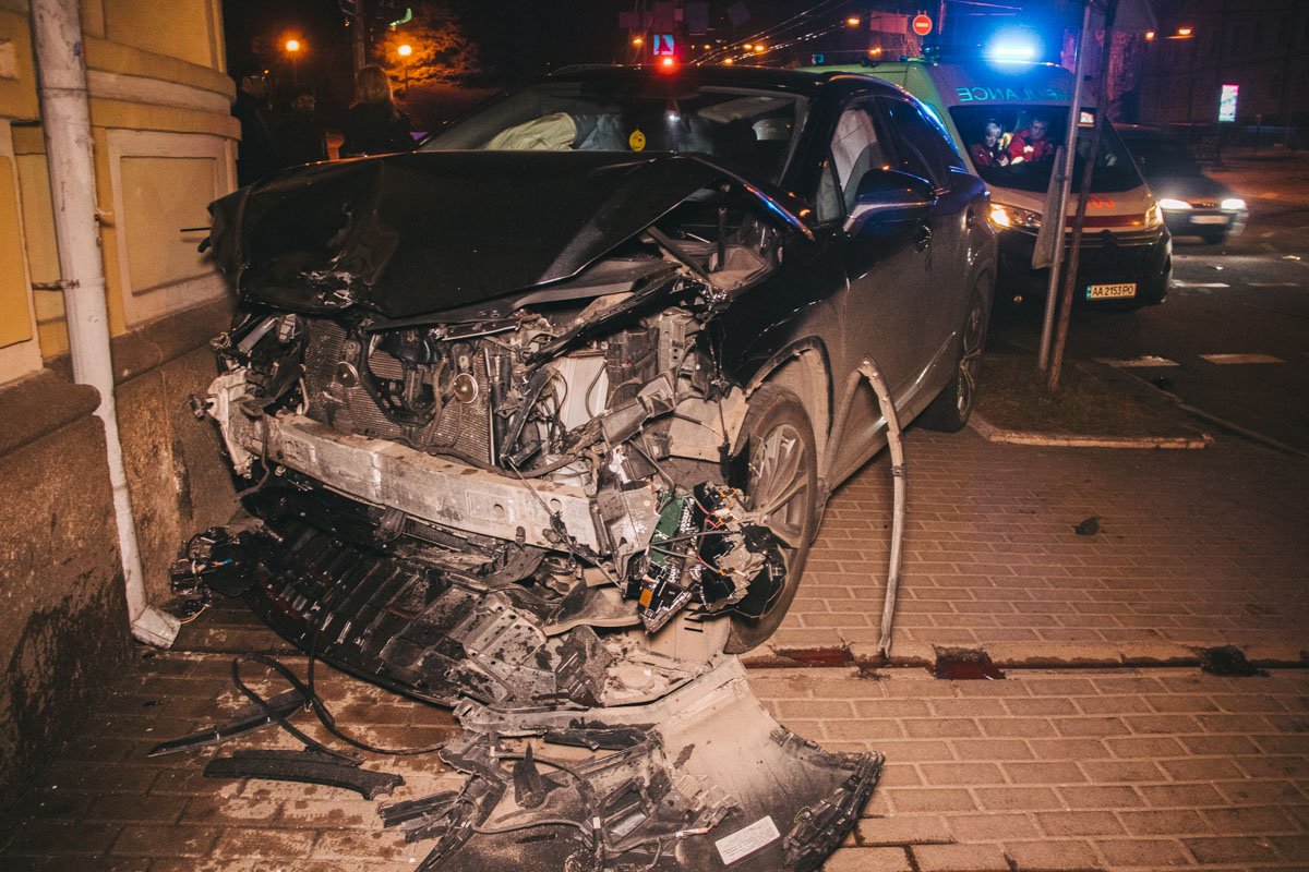 В результате столкновения Lexus влетел в здание на противоположной стороне дороги В результате столкновения Lexus влетел в здание на противоположной стороне дороги