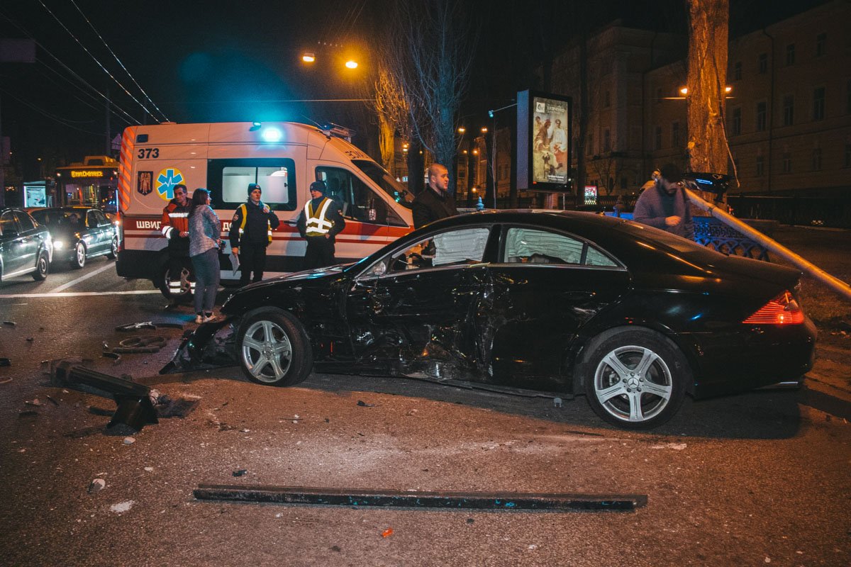 Mercedes получил удар со стороны водителя и влетел в забор Mercedes получил удар со стороны водителя и влетел в забор