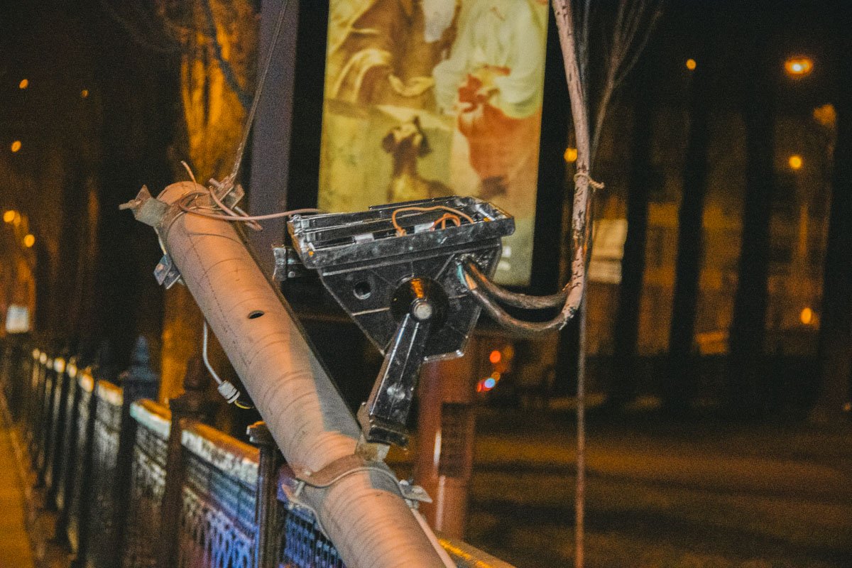 В результате столкновения Mercedes снес светофор В результате столкновения Mercedes снес светофор