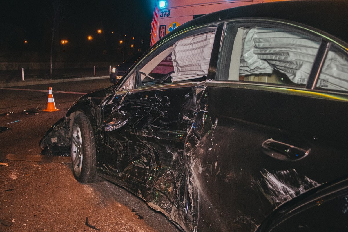 У Mercedes полностью смята боковая и передняя части авто У Mercedes полностью смята боковая и передняя части авто