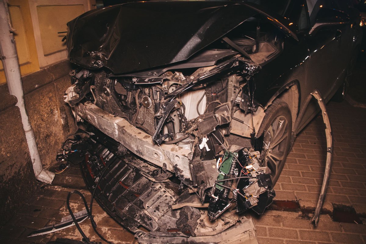 У Lexus также серьезно повреждена передняя часть У Lexus также серьезно повреждена передняя часть