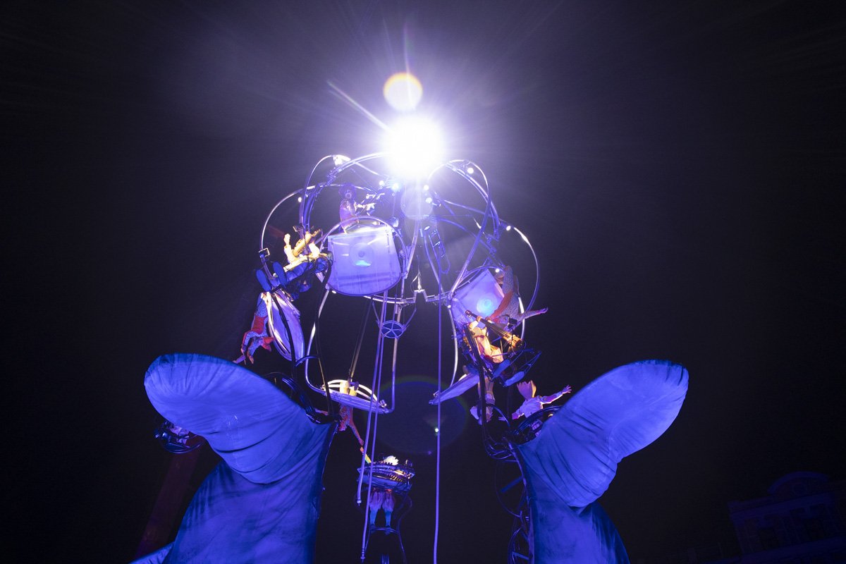 Акробаты удивили зрителей сложными трюками на большой высоте Акробаты удивили зрителей сложными трюками на большой высоте