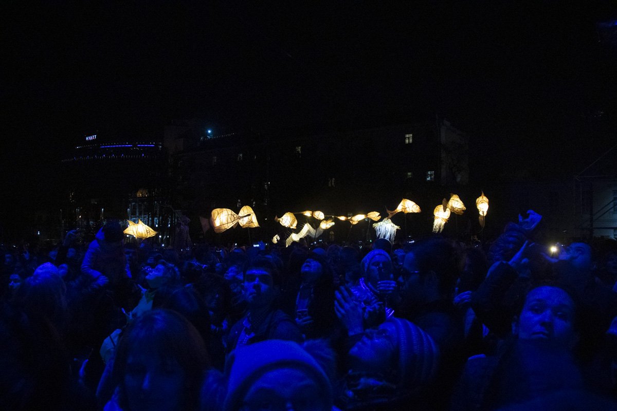 Посмотреть на шоу пришли и взрослые, и дети, поэтому Софийская площадь быстро заполнилась людьми Посмотреть на шоу пришли и взрослые, и дети, поэтому Софийская площадь быстро заполнилась людьми