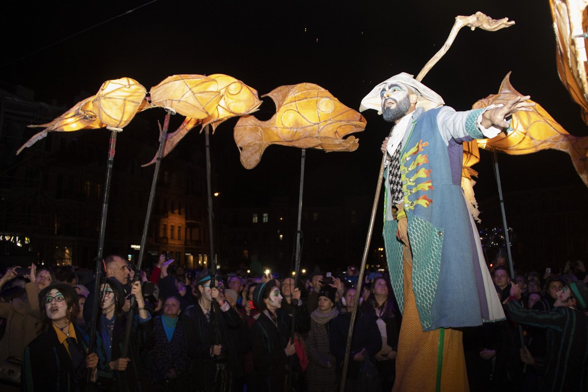 Пока акробаты выполняли сложные трюки в воздухе, на земле людей развлекали артисты на ходулях Пока акробаты выполняли сложные трюки в воздухе, на земле людей развлекали артисты на ходулях