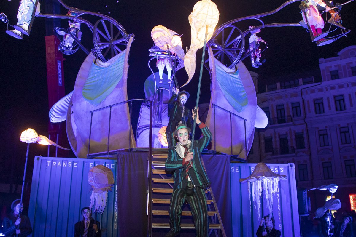 В спектакле гармонично сплелись музыка, цирковое искусство и прекрасная игра актеров В спектакле гармонично сплелись музыка, цирковое искусство и прекрасная игра актеров