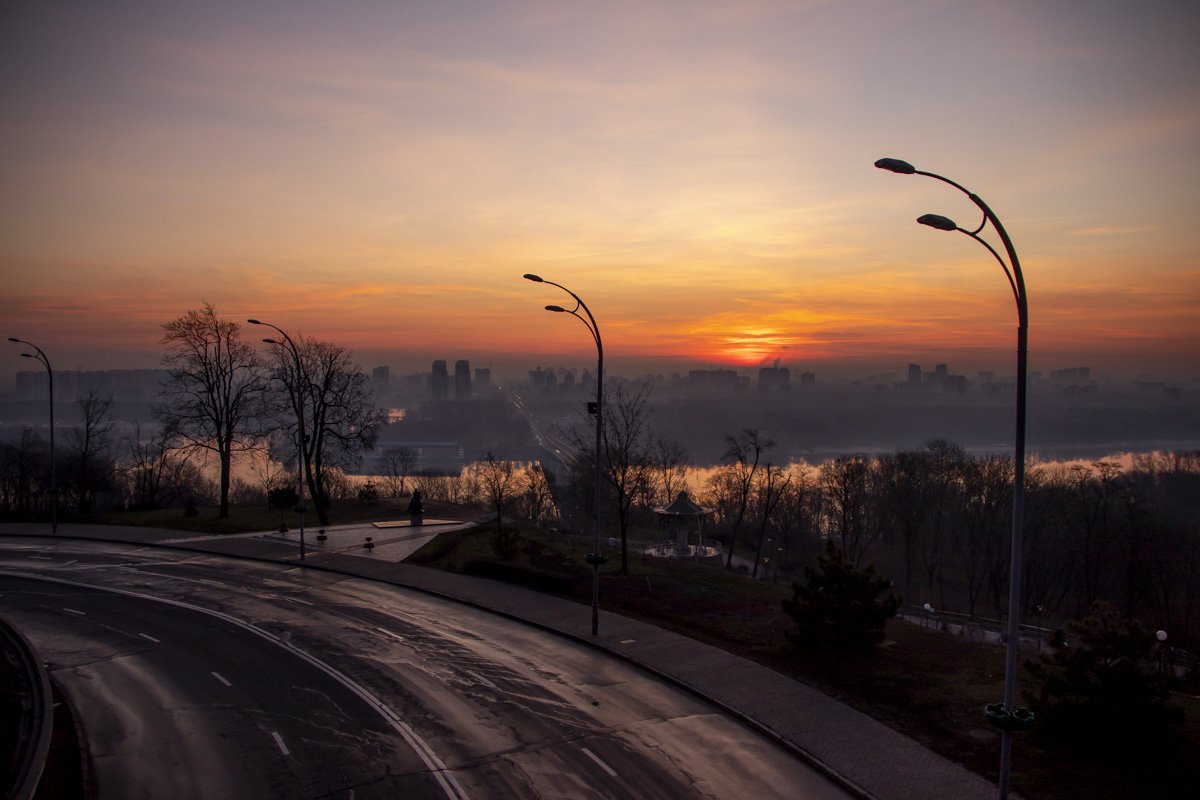 Уже совсем скоро на дороге появятся десятки машин, спешащие по своим делам