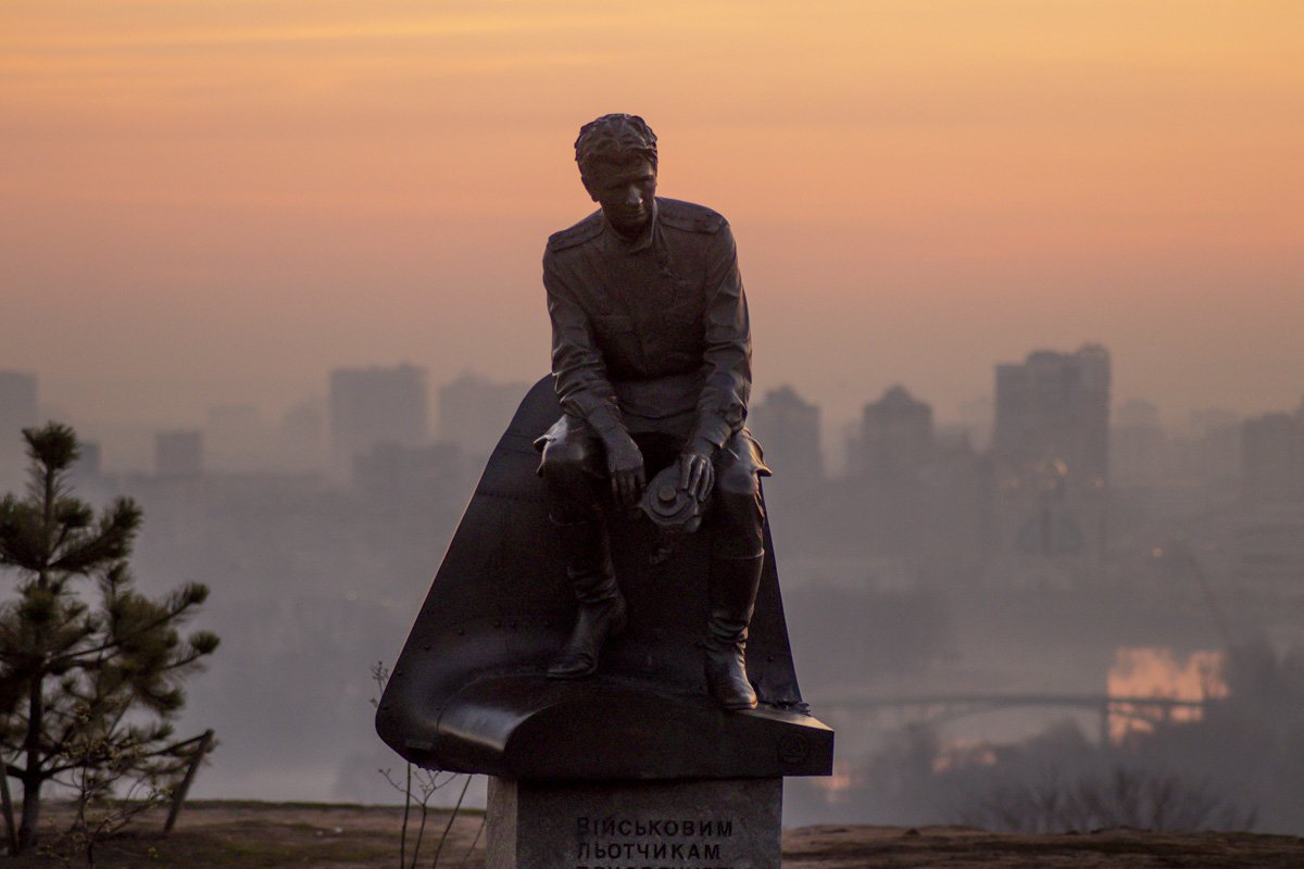 Нежный рассвет над памятником военным лётчикам в парке Славы на Днепровском спуске