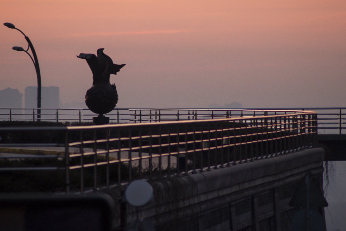 Хочется подойти к ограждению и задумчиво смотреть в даль, мечтая о прекрасном будущем 