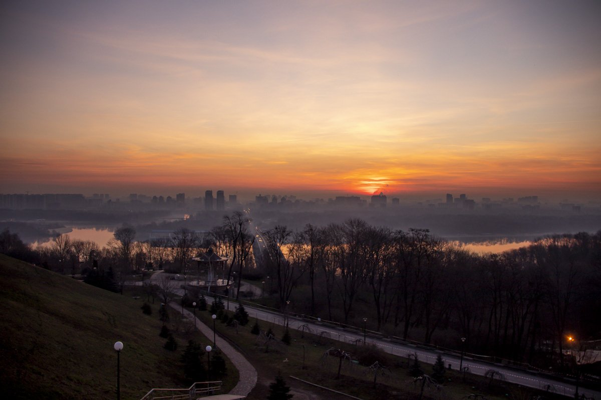 Природа тесно переплетается с современными строениями, создавая гармоничную картинку 