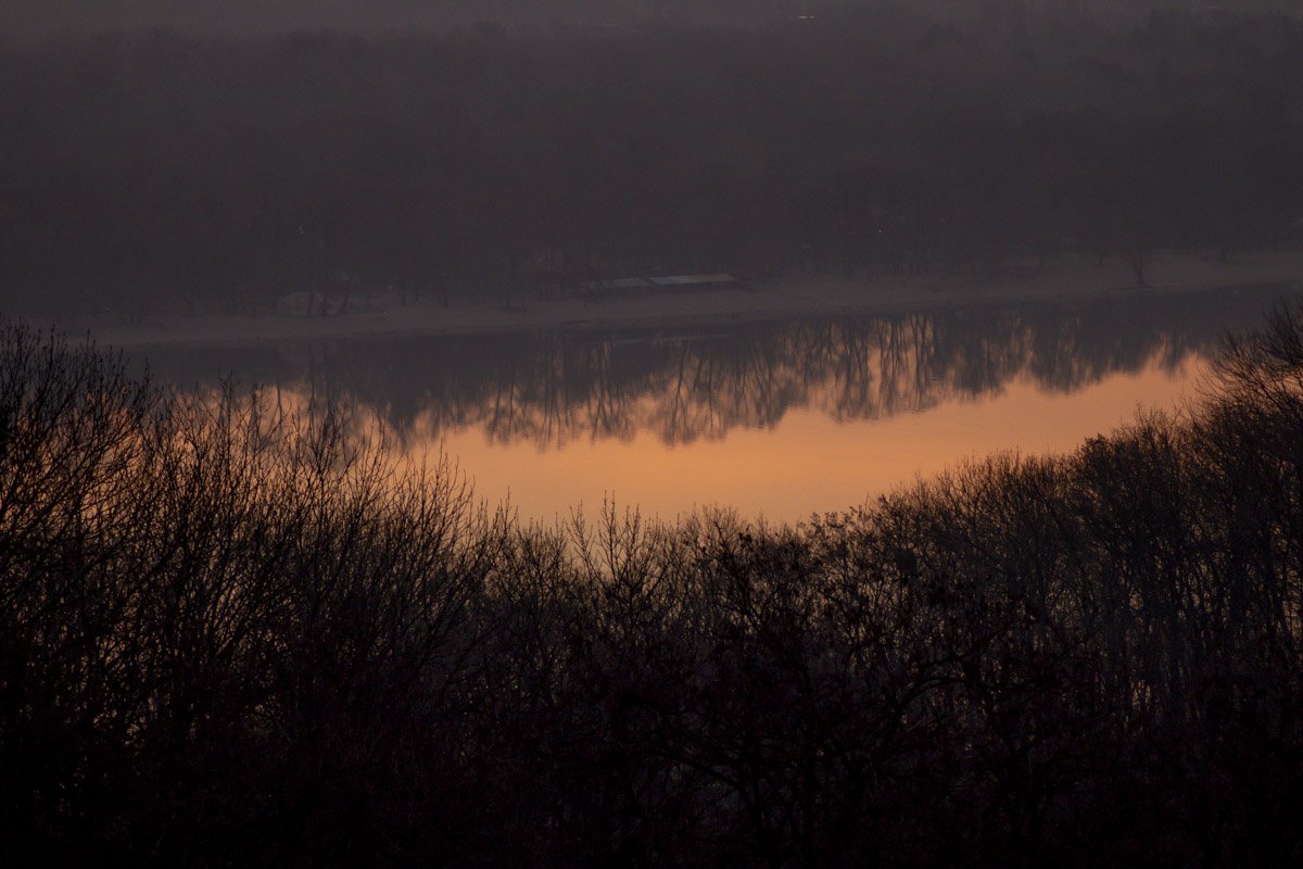 Рассвет в зеркальной глади воды