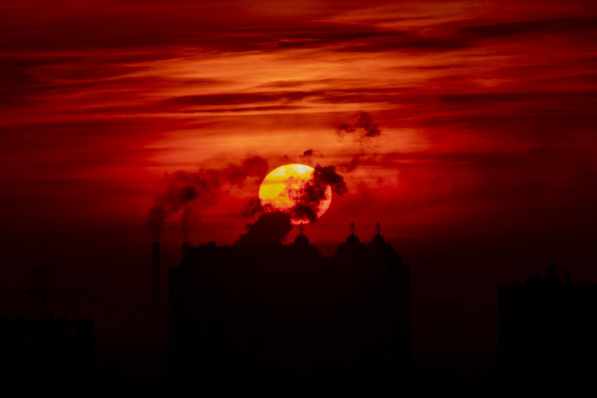 Кроваво-красный рассвет усиливает эффект таинственности