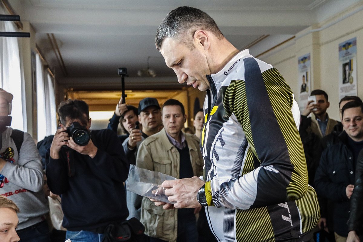 На избирательные участки с самого утра начались стягиваться ответственные граждане, чтобы отдать голос за своего фаворита