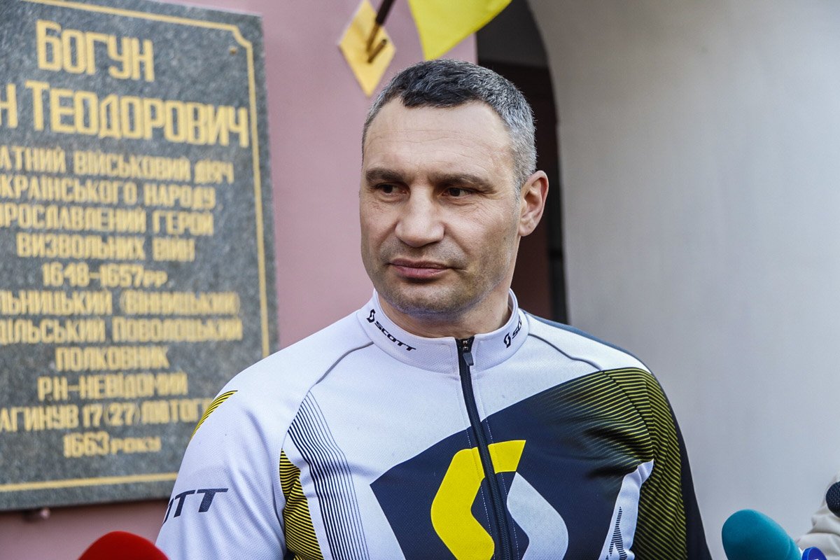 В лицей имени Ивана Богуна он приехал прямо после утренней прогулки на велосипеде: в шлеме и спортивной экипировке