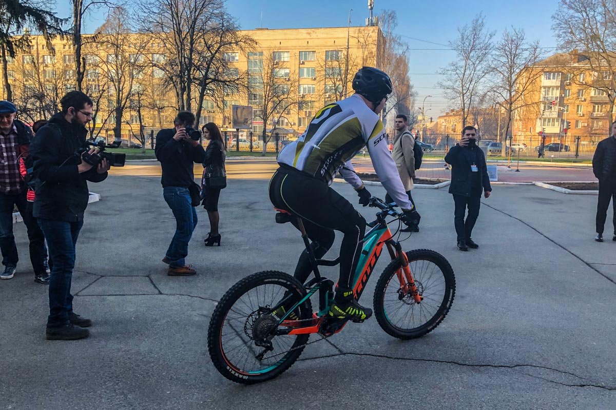 По его словам, главное - это путь страны в Европу, а не имя Президента