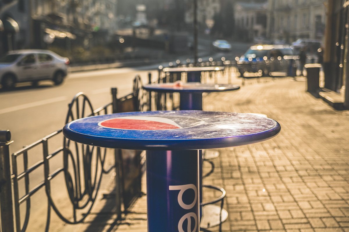 Пока что некому есть шаурму за этими столиками