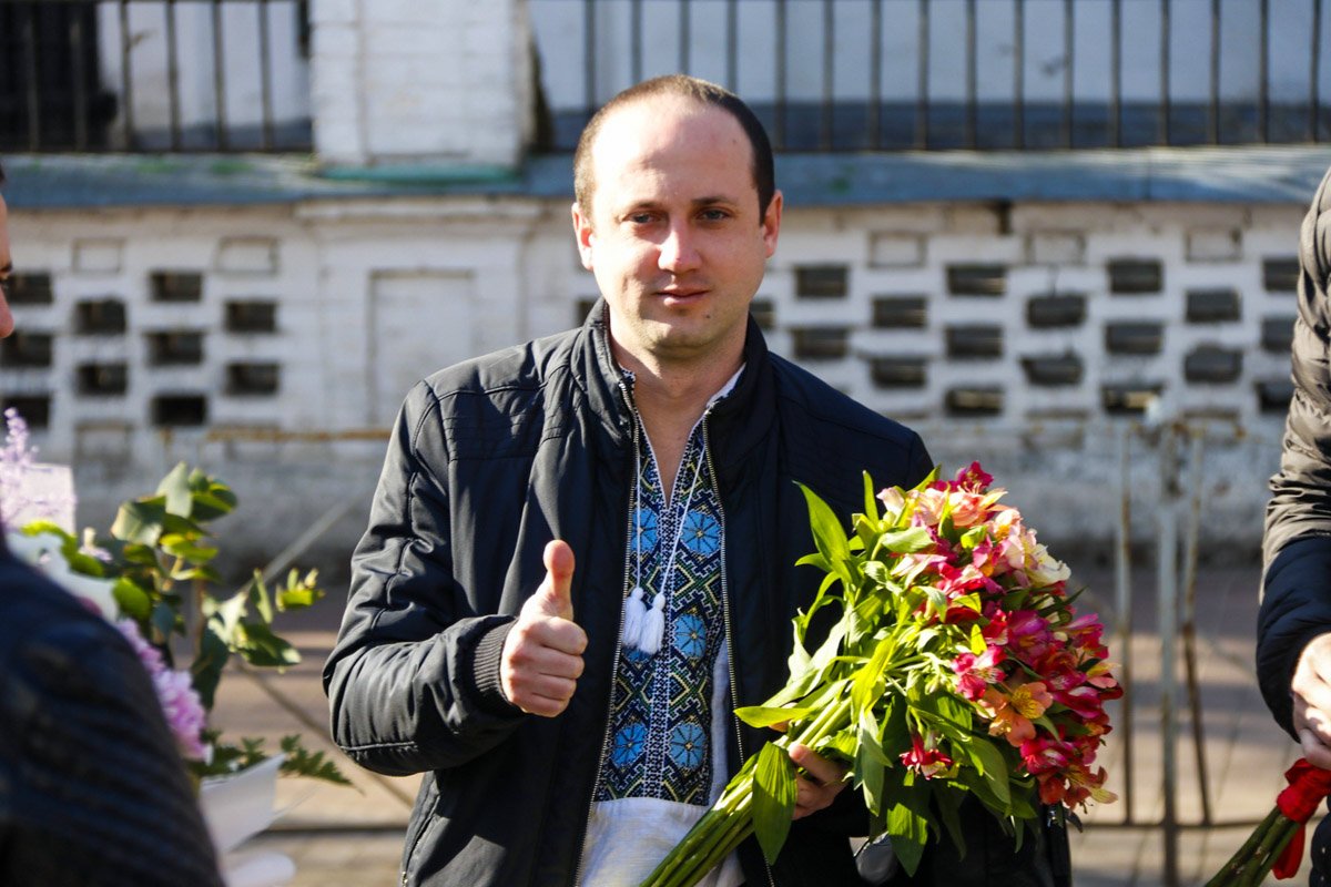 Еще до приезда кандидата в Президенты под зданием лицея собрались поклонники с цветами