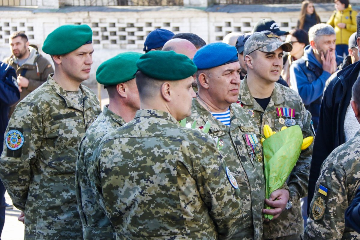 Были также и люди в военной форме 
