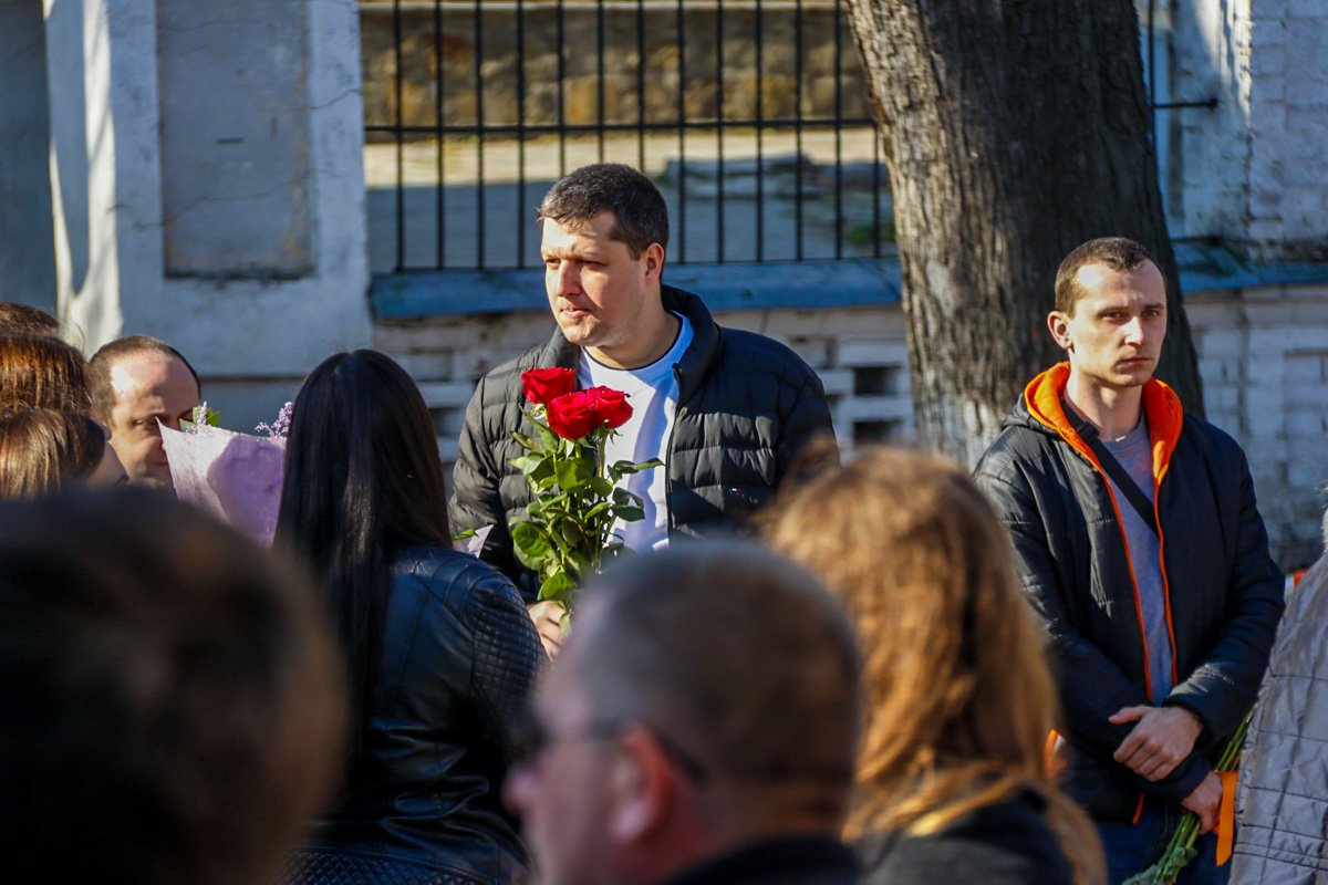 Желающих поздравить Тимошенко было так много, что пока она принимала поздравления у машины, толпа перекрыла улицу и создала небольшую пробку