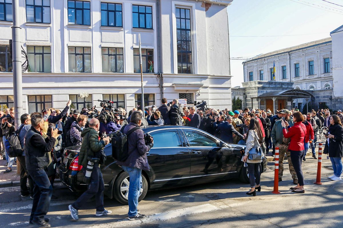 Некоторые даже нарисовали плакаты с признаниями в любви