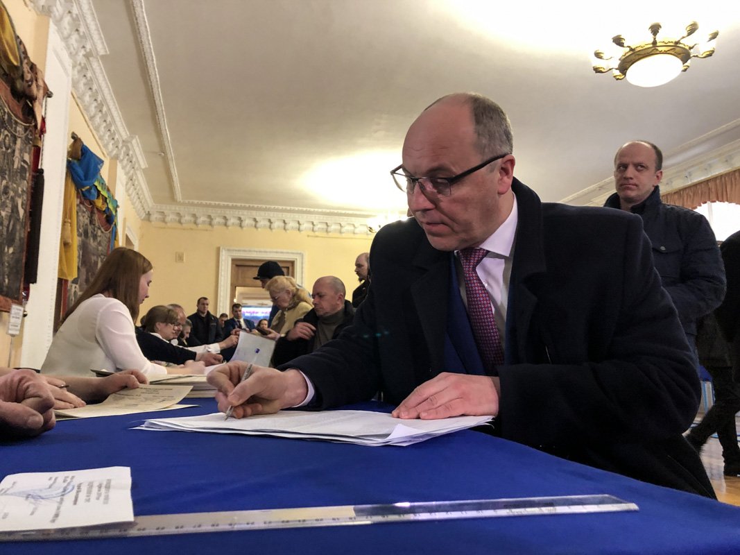 Перед тем, как получить бюллетень, политик постоял в очереди