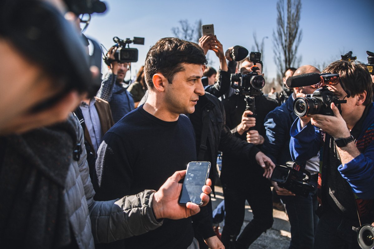 На избирательный участок на Оболони приехал проголосовать Владимир Зеленский 