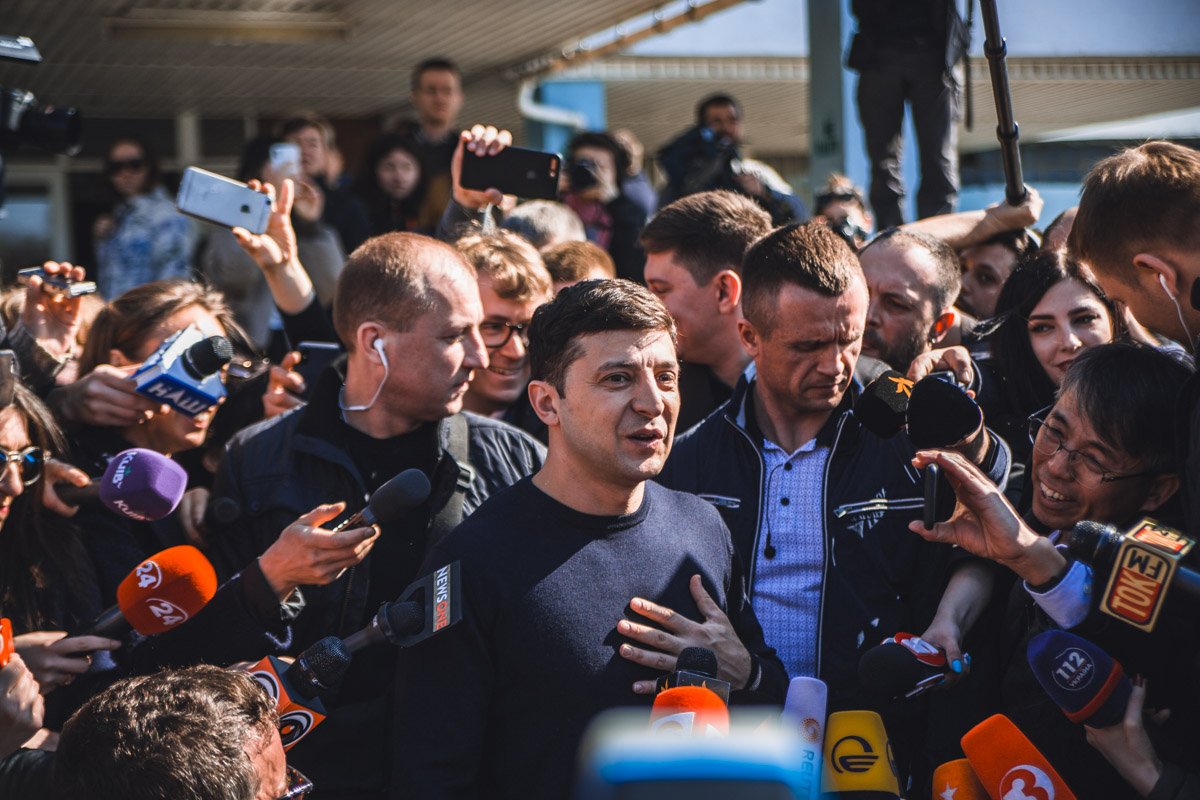 На вопросы он отвечал неохотно, но очень вежливо 