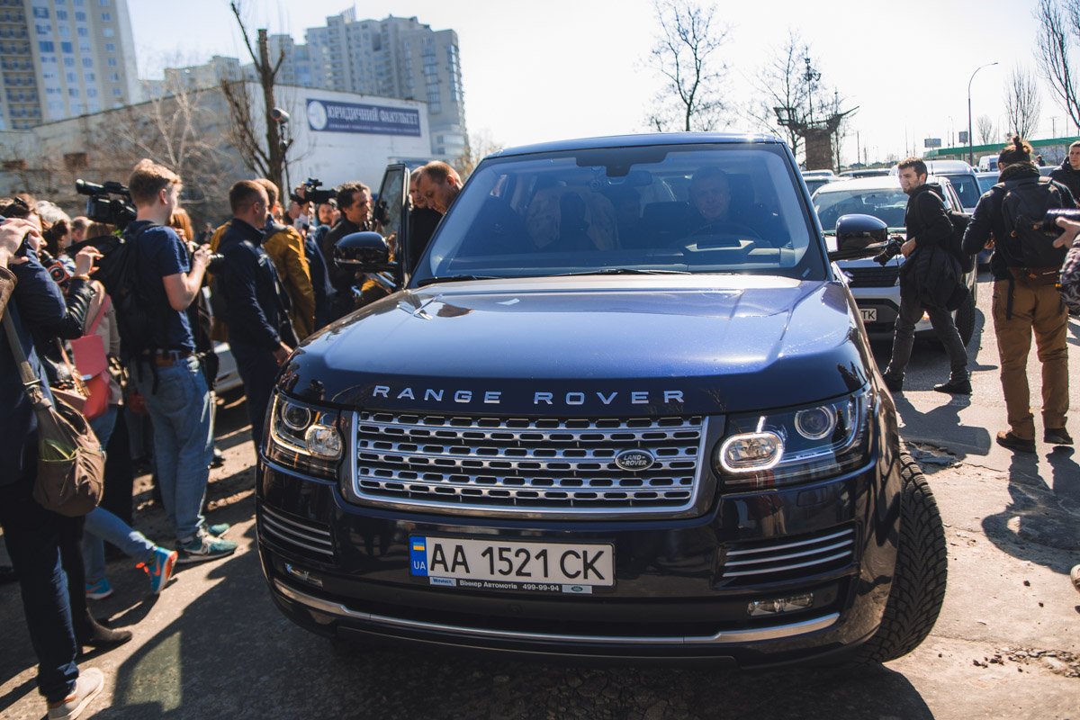 Покидая участок, Владимир закончил словами: «Все равно победит украинский народ!»