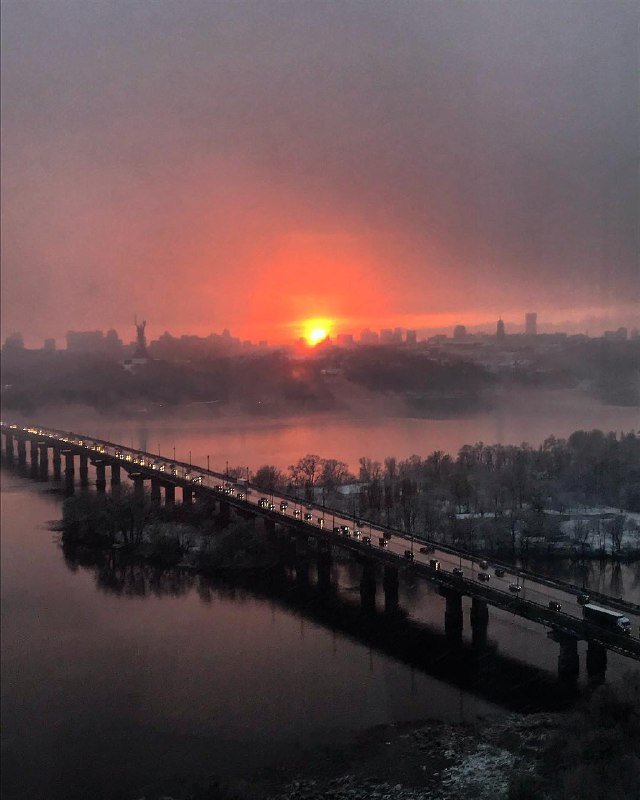 Алые весенние рассветы и закаты - отдельный вид искусства. Фото: @littleannsteady Алые весенние рассветы и закаты - отдельный вид искусства. Фото: @littleannsteady